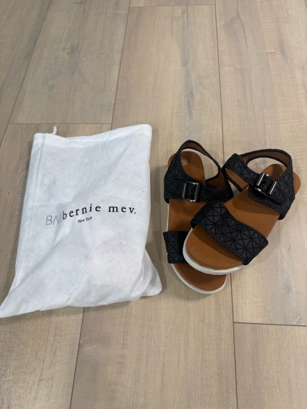 bernie mev. Black Geometric Strap Sandals with Brown Footbed
